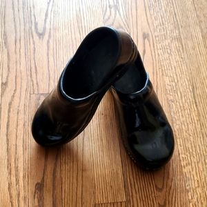 Sanita clogs in black